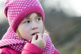 دختر بچه با لباس زمستانی در فضای باز