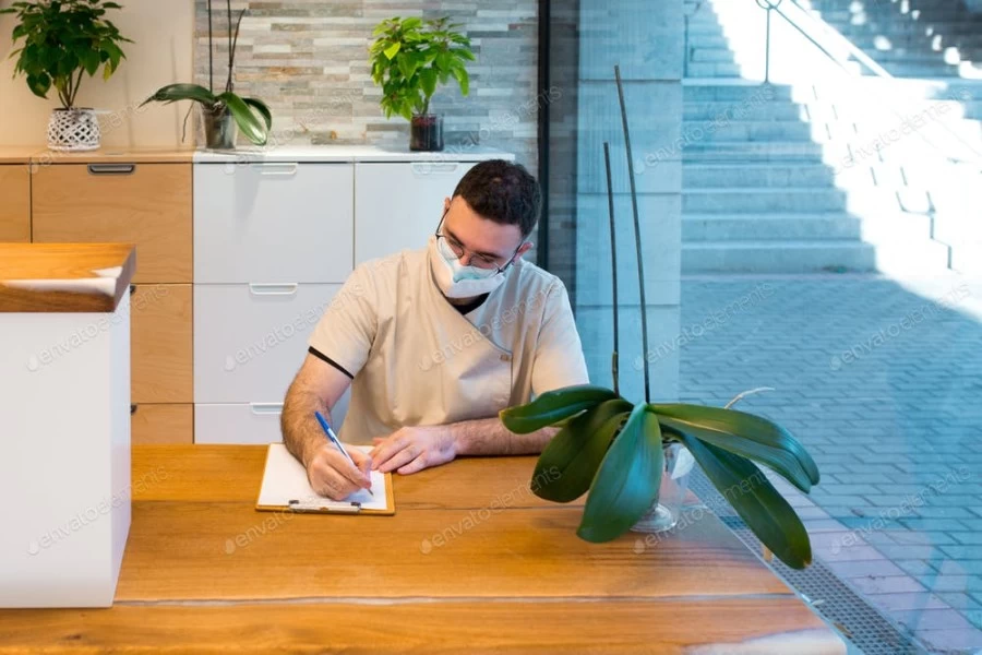 مردی با ماسک هنگام کار در مرکز پزشکی