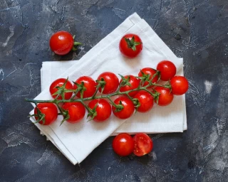 عکس استوک گوجه فرنگی گیلاسی روی دستمال سفید