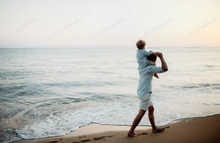 عکس پدر و پسرش در حال قدم زدن کنار دریا