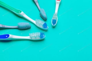 عکس استوک چند مسواک در پس زمینه آبی برای تبلیغات بهداشتی