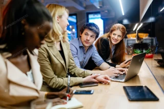 عکس استوک همکاران در حال گفتگوی دوستانه در کافه